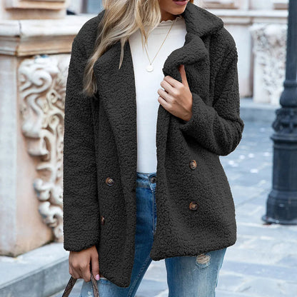 "Oversized dames tussenjas van zachte faux fur met dubbele rij knopen en V-hals, biedt comfort en elegante stijl."