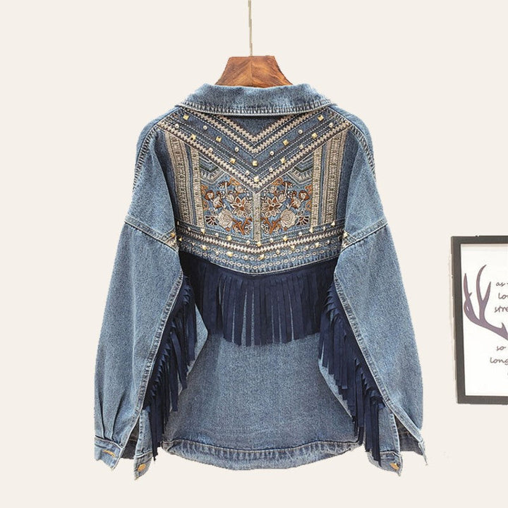 Modieus oversized boho damesjack met bloemen en franjes, perfect voor een festivaloutfit, unieke stijl.