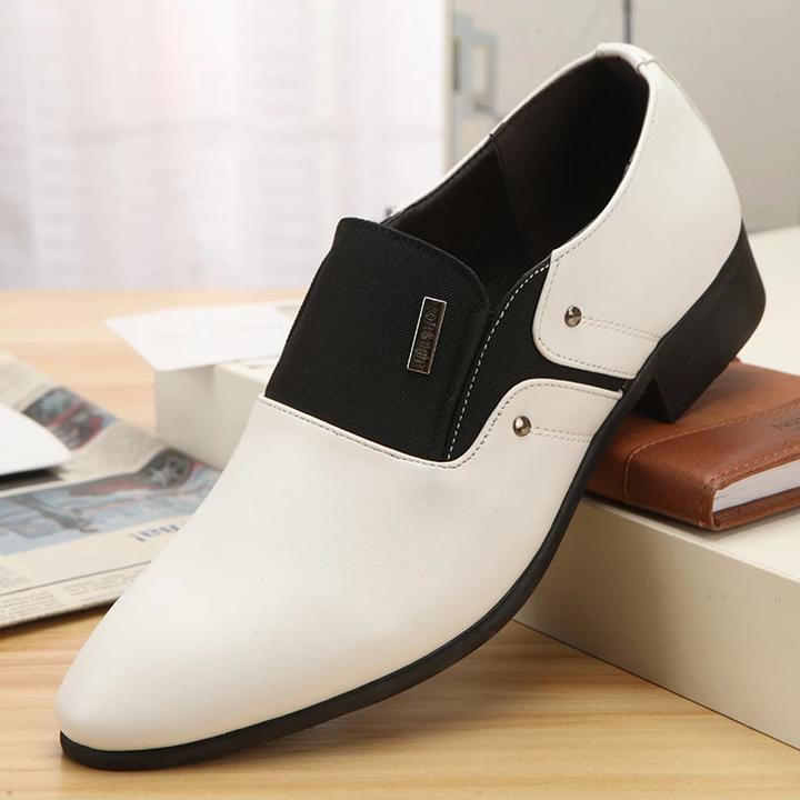 Witte casual-formele instappers voor heren, perfect voor comfort en stijl.