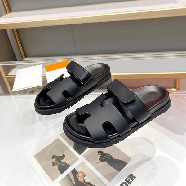 Denimblauwe leren slippers, speciaal voor dames. Ultiem comfort en een stijlvolle toevoeging aan je zomermode.