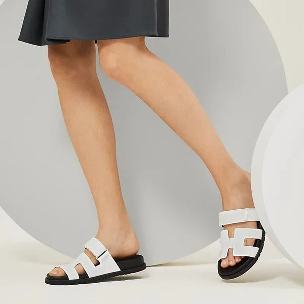 Luxe leren damessandalen in denimblauw, wit of zwart. Comfortabele en stijlvolle zomerschoenen.