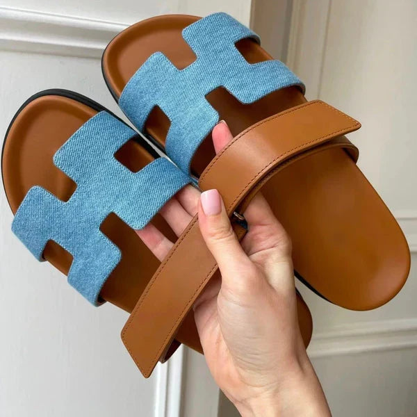 Trendy denimblauwe leren comfortsandalen voor dames. Stijlvolle en duurzame zomerschoenen.