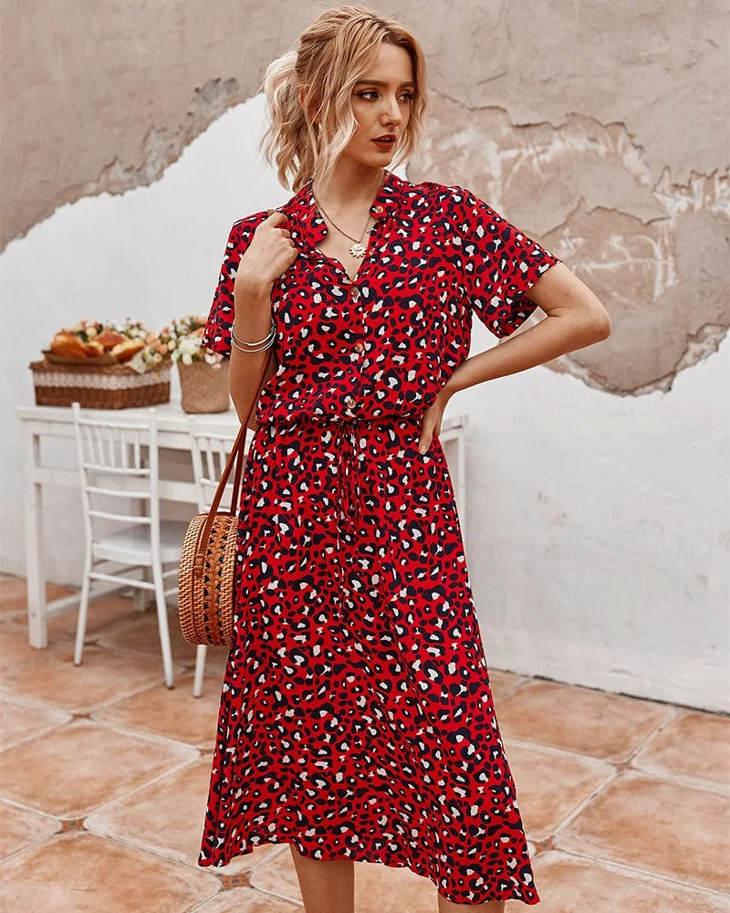 Fashionabele dames jurk, midi-lengte, met speelse print, ideaal voor warme dagen.
