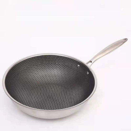 Moderne roestvrijstalen koekenpan met efficiënte anti-aanbaklaag, perfect voor inductie kookplaten.