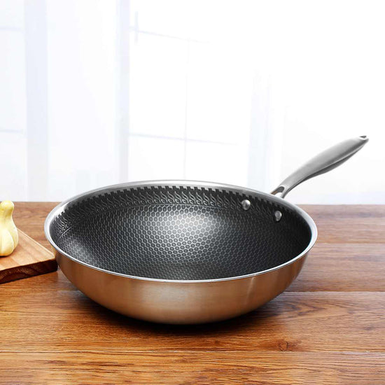 Gezond koken met deze roestvrijstalen koekenpan. Eenvoudig schoon te maken dankzij de anti-aanbaklaag.