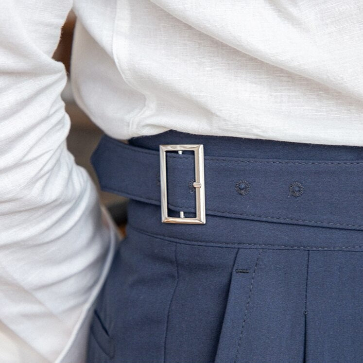 Stijlvolle Gurkha broek voor heren met kenmerkende hoge taille en verstelbare bandjes. Moderne elegantie.