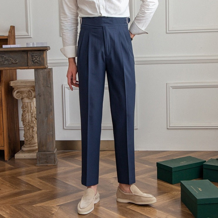 Gedetailleerde foto van de riemgespen op de verstelbare hoge taille van de heren Gurkha broek.