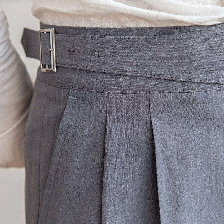 Detailfoto van de verstelbare hoge tailleband op de heren Gurkha broek. Stijlvol en praktisch.