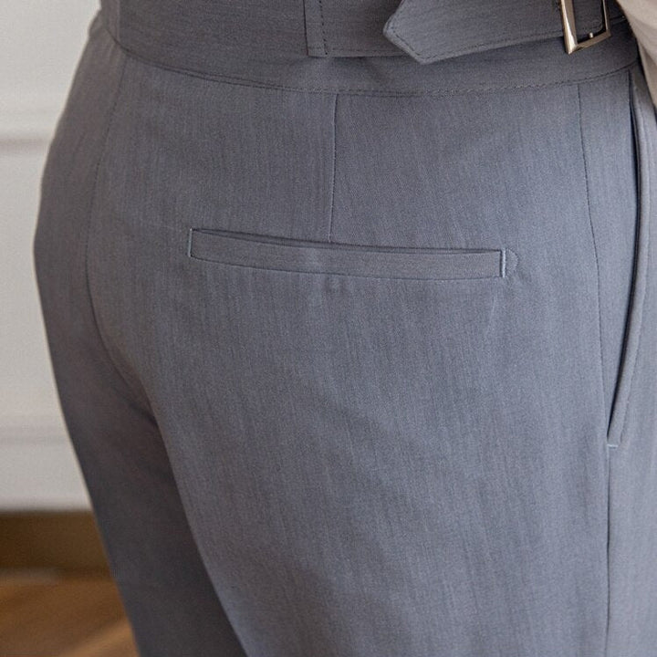 Man draagt een elegante Gurkha broek met hoge taille in straight fit. Combineert comfort met stijl.