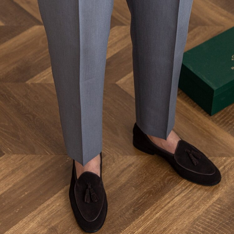 Klassieke herenbroek: Gurkha met hoge taille, grijs of beige. Essentieel voor een elegante garderobe.