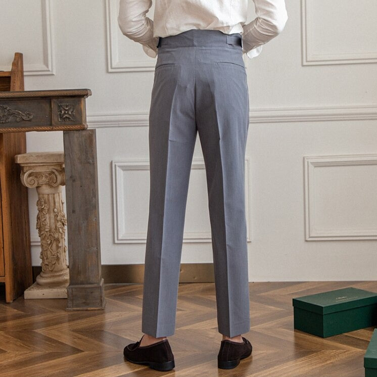 Frontaanzicht van een heren Gurkha broek met hoge taille, strakke straight fit. Kwaliteitskleding.