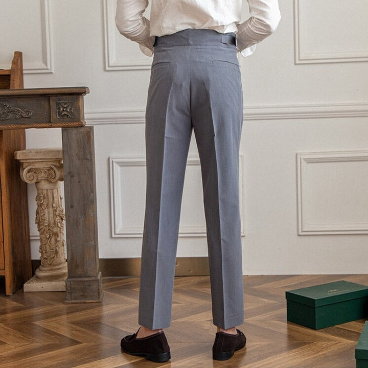 Frontaanzicht van een heren Gurkha broek met hoge taille, strakke straight fit. Kwaliteitskleding.