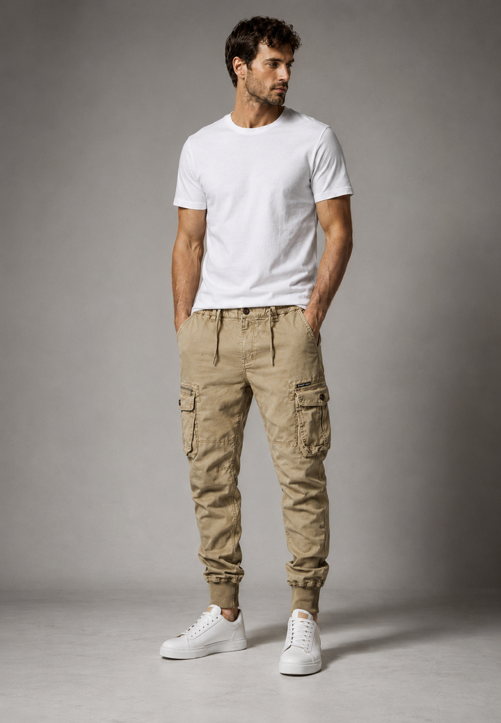 Heren cargo joggerbroek met ritszakken en elastische taille, ideaal voor een comfortabele casual look.