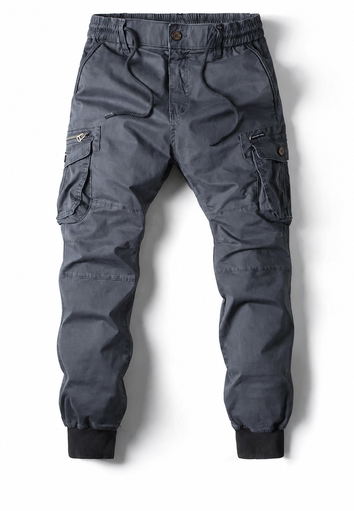 Heren cargo joggerbroek met zijzakken en een elastische boord, biedt een comfortabele en sportieve pasvorm.