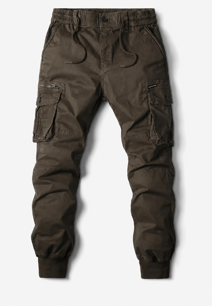 Moderne heren cargo joggerbroek met ritszakken, combineert comfort en functionaliteit voor de actieve man.