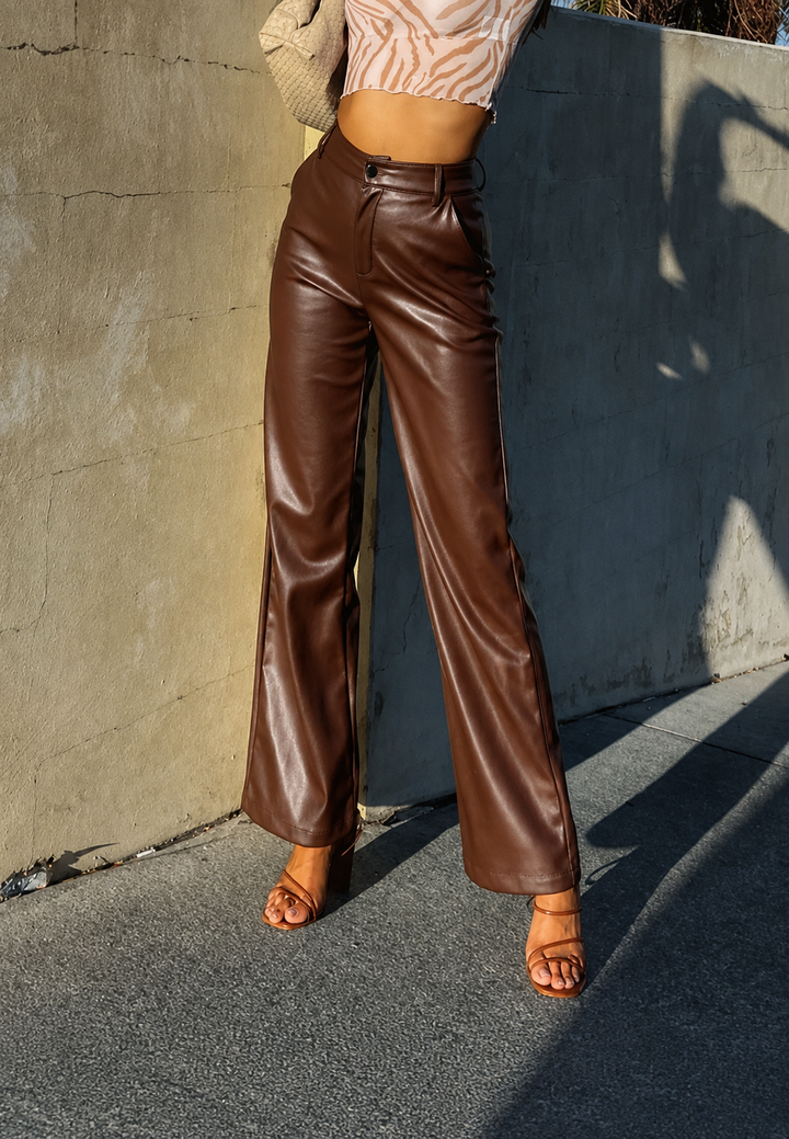 Glanzende damesbroek met rechte pijp en hoge taille, gemaakt van een stijlvolle stof voor een elegante uitstraling.