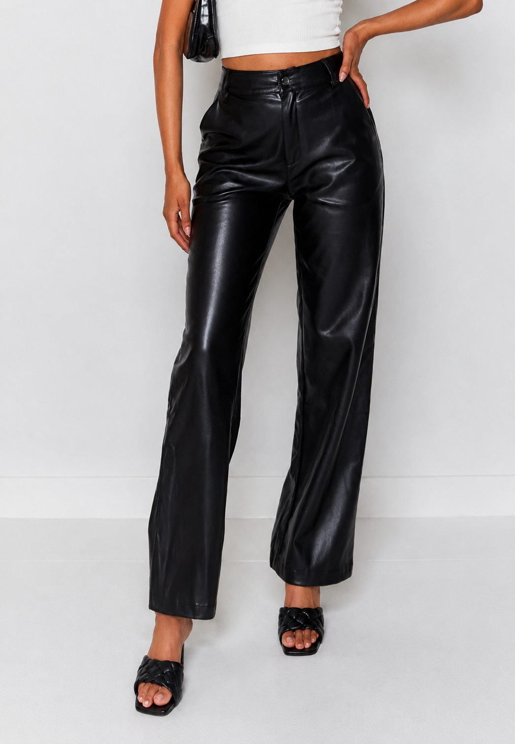 Modebewuste damesbroek, elegant en glanzend, met hoge taille en rechte pijpen voor een moderne en chique look.