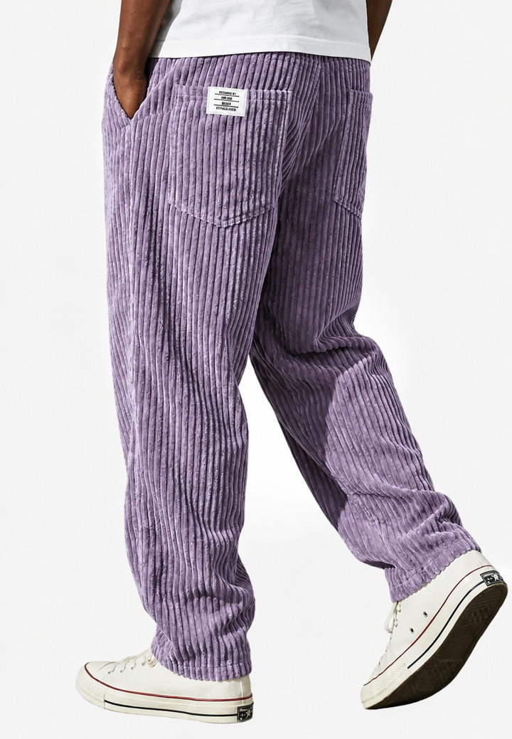 Herensweatbroek met rechte pijpen, ruime pasvorm en comfortabele elastische tailleband. Essentieel voor herenkleding.