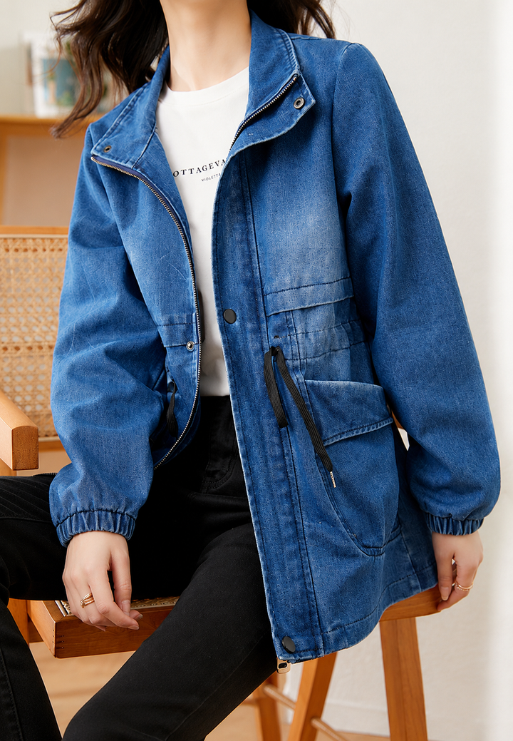 Stijlvolle damesparka met verstelbare taille die de vrouwelijke vormen accentueert. Perfecte damesjas voor elke outfit.