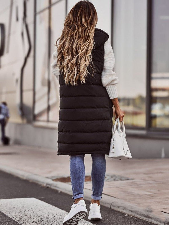 Stijlvolle lange gewatteerde dames bodywarmer, ideaal als warm vest voor wintermode. Comfortabele bovenkleding.