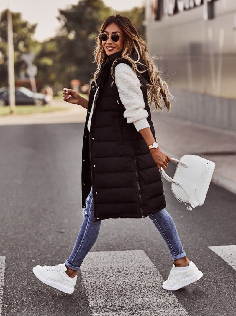 Zwarte lange gewatteerde dames bodywarmer, veelzijdig vest voor laagjes en wintermode. Comfortabel en warm.