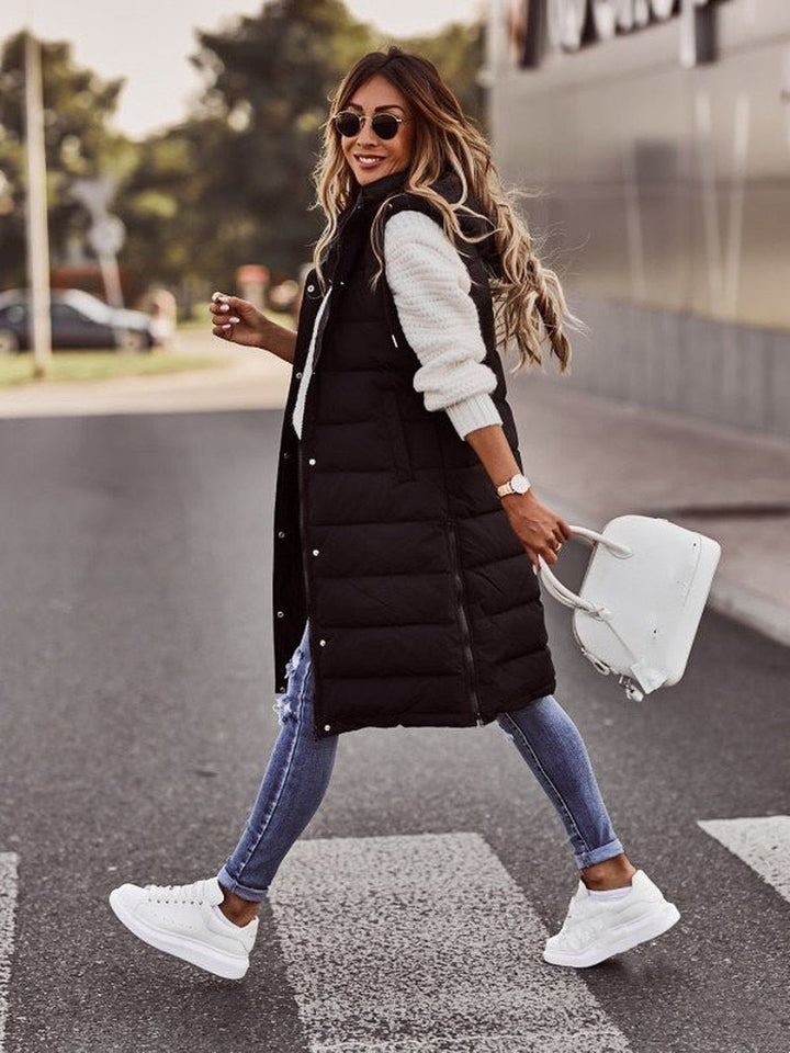 Zwarte lange gewatteerde dames bodywarmer, veelzijdig vest voor laagjes en wintermode. Comfortabel en warm.