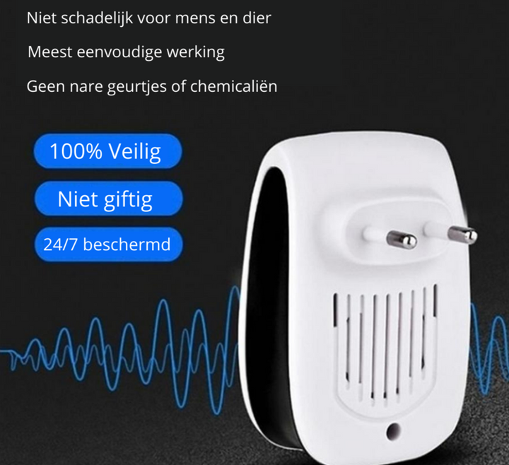Witte ultrasone ongedierteverjager in stopcontact. Houdt muizen, muggen en vliegen weg voor een ongestoord huis.