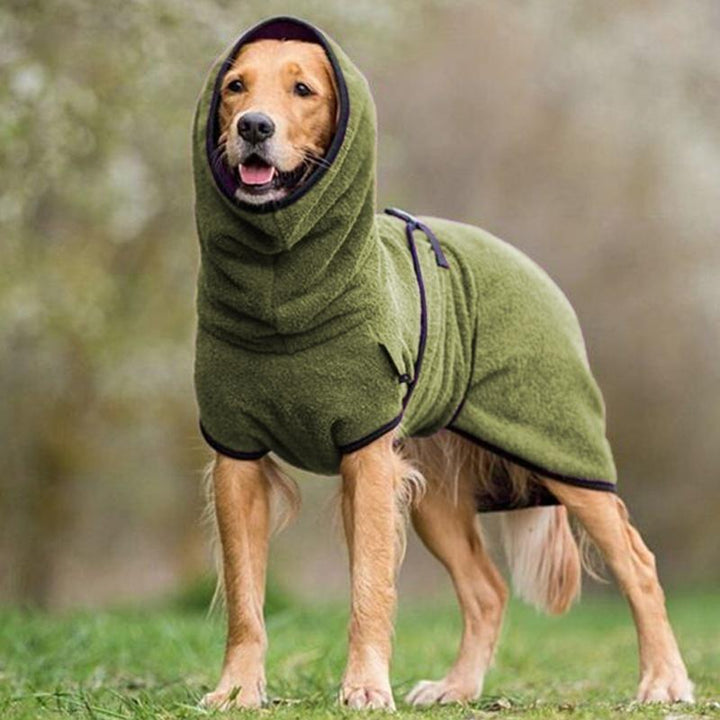 Verstelbare PetDryer badjas voor huisdieren, detail van zachte stof en gesp voor perfecte pasvorm en snel drogen.