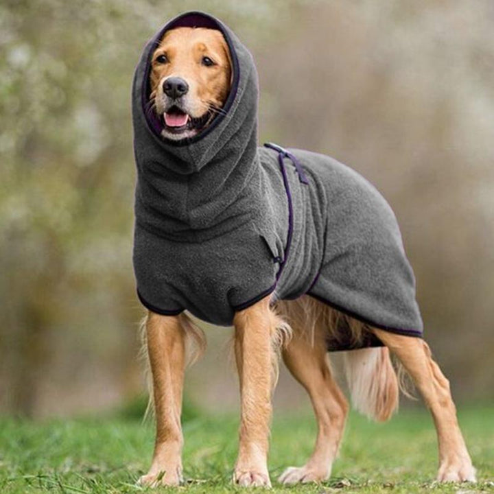 Huisdier geniet van de PetDryer badjas, warm en snel drogend na bad; comfortabele huisdierverzorging.