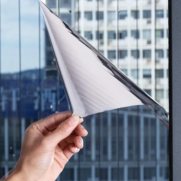 Transparante ClearView raamfolie gemonteerd; verhoogt privacy, blokkeert UV-stralen en vermindert hitte.