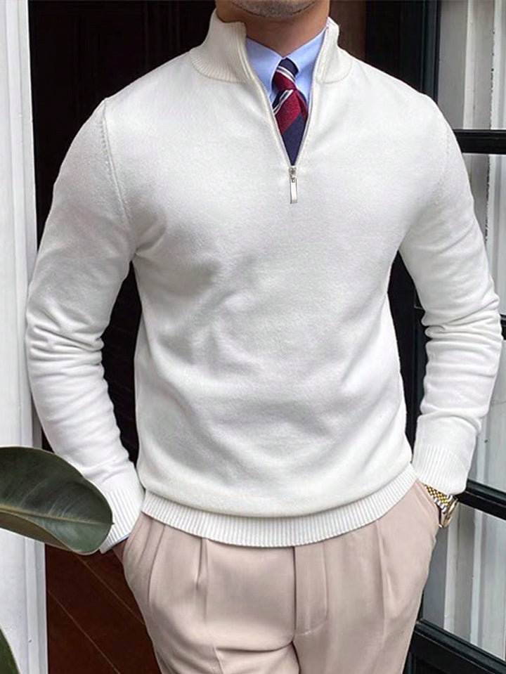 Man in elegante Old Money coltrui sweater met rits, een statement van herenmode.