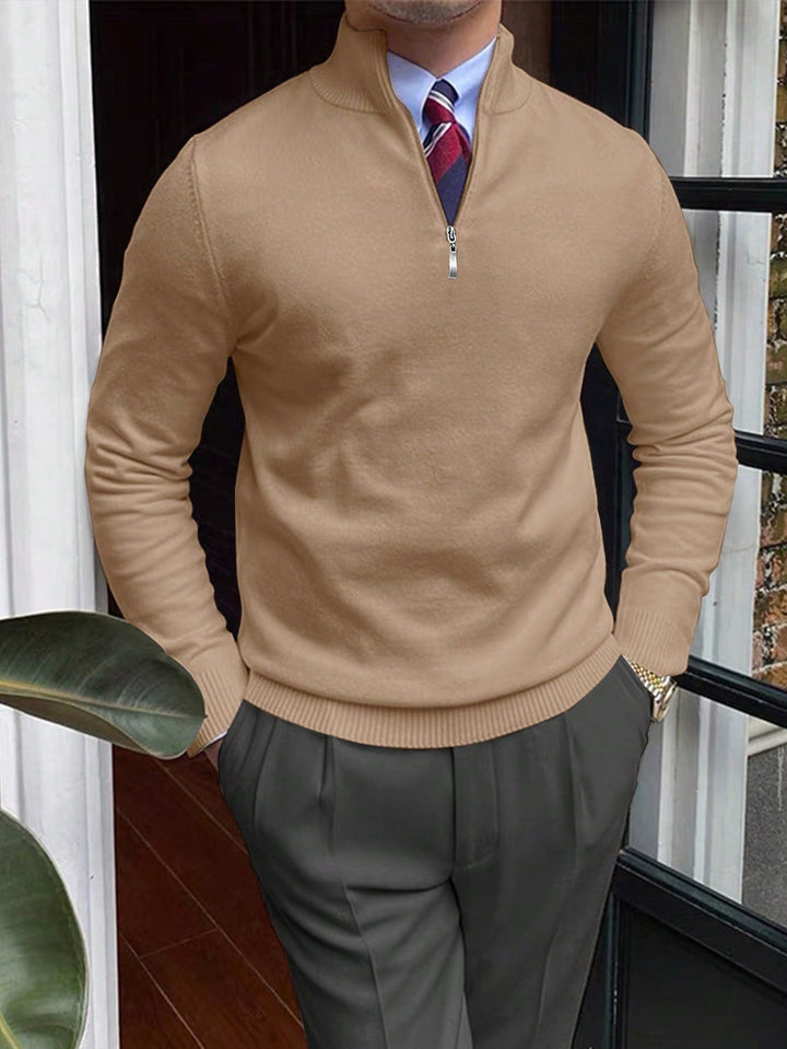 Close-up van de opstaande kraag en de rits van de Old Money heren coltrui sweater.