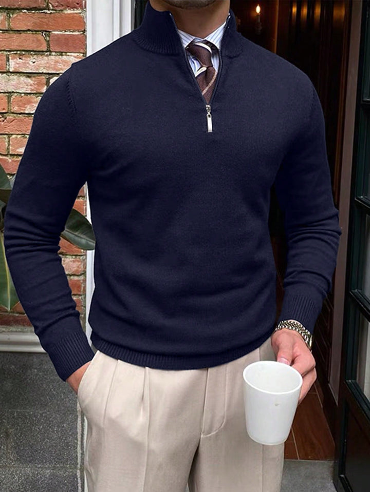 Vooraanzicht van een luxueuze zwarte heren coltrui sweater met rits, klassiek en elegant.