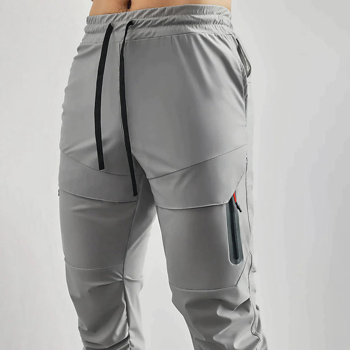 Zwarte heren sportbroek, vochtafvoerend en comfortabel voor elke actieve workout.