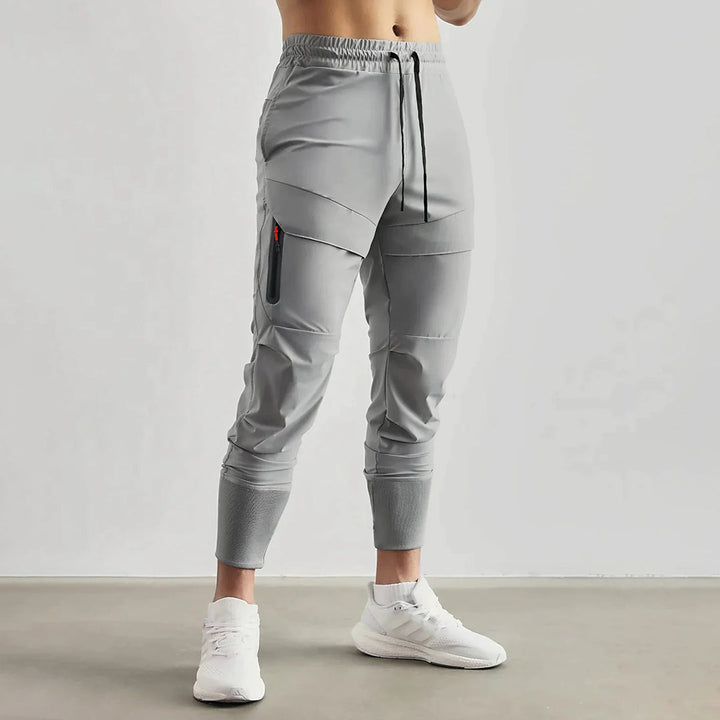 Zwarte lichtgewicht heren joggers, stretch en comfortabel, perfect voor een actieve levensstijl.