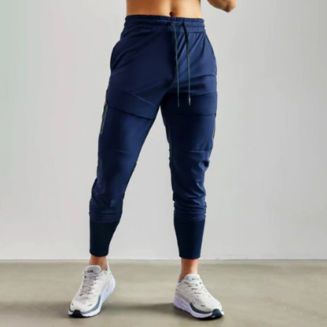 Marineblauwe comfortabele heren joggers, lichtgewicht en zacht, voor ontspanning of lichte activiteit.