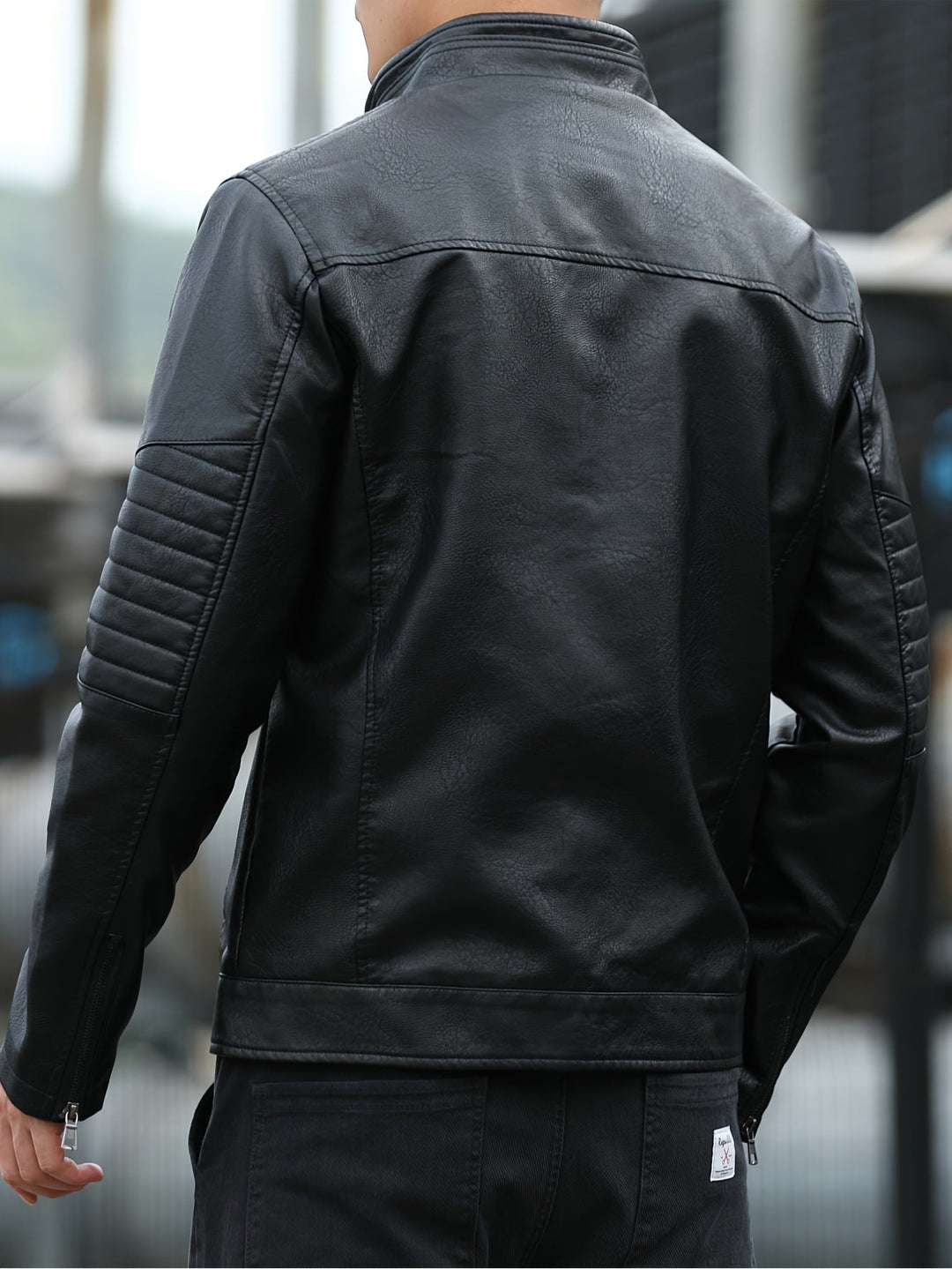 Stijlvolle zwarte herenjas met rits-front en functionele ritszakken, ideaal voor elk seizoen en casual outfits.