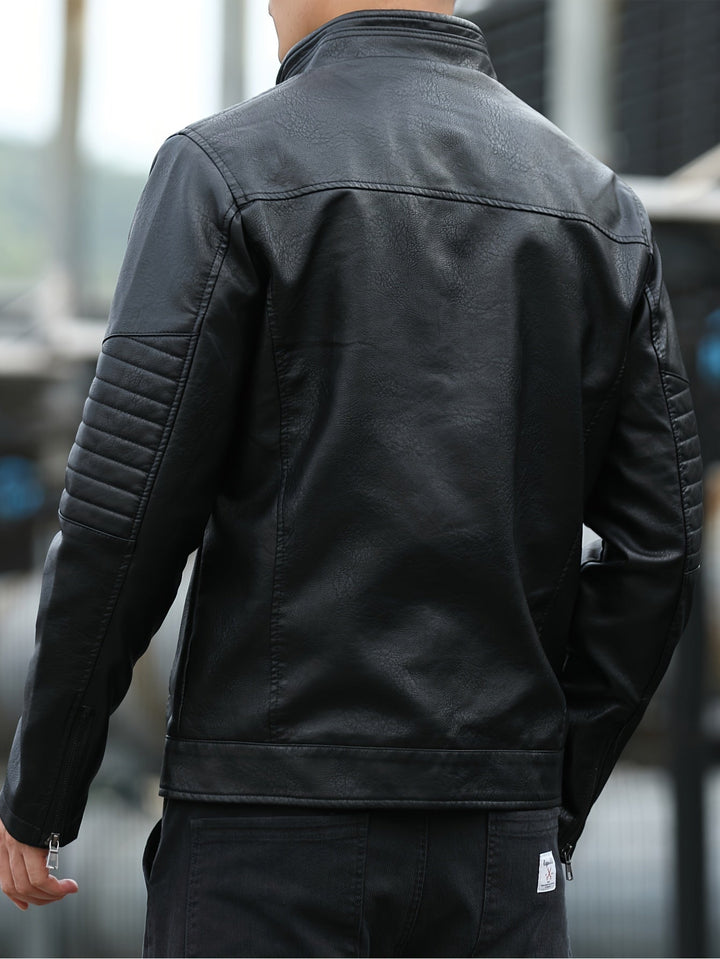 Stijlvolle zwarte herenjas met rits-front en functionele ritszakken, ideaal voor elk seizoen en casual outfits.
