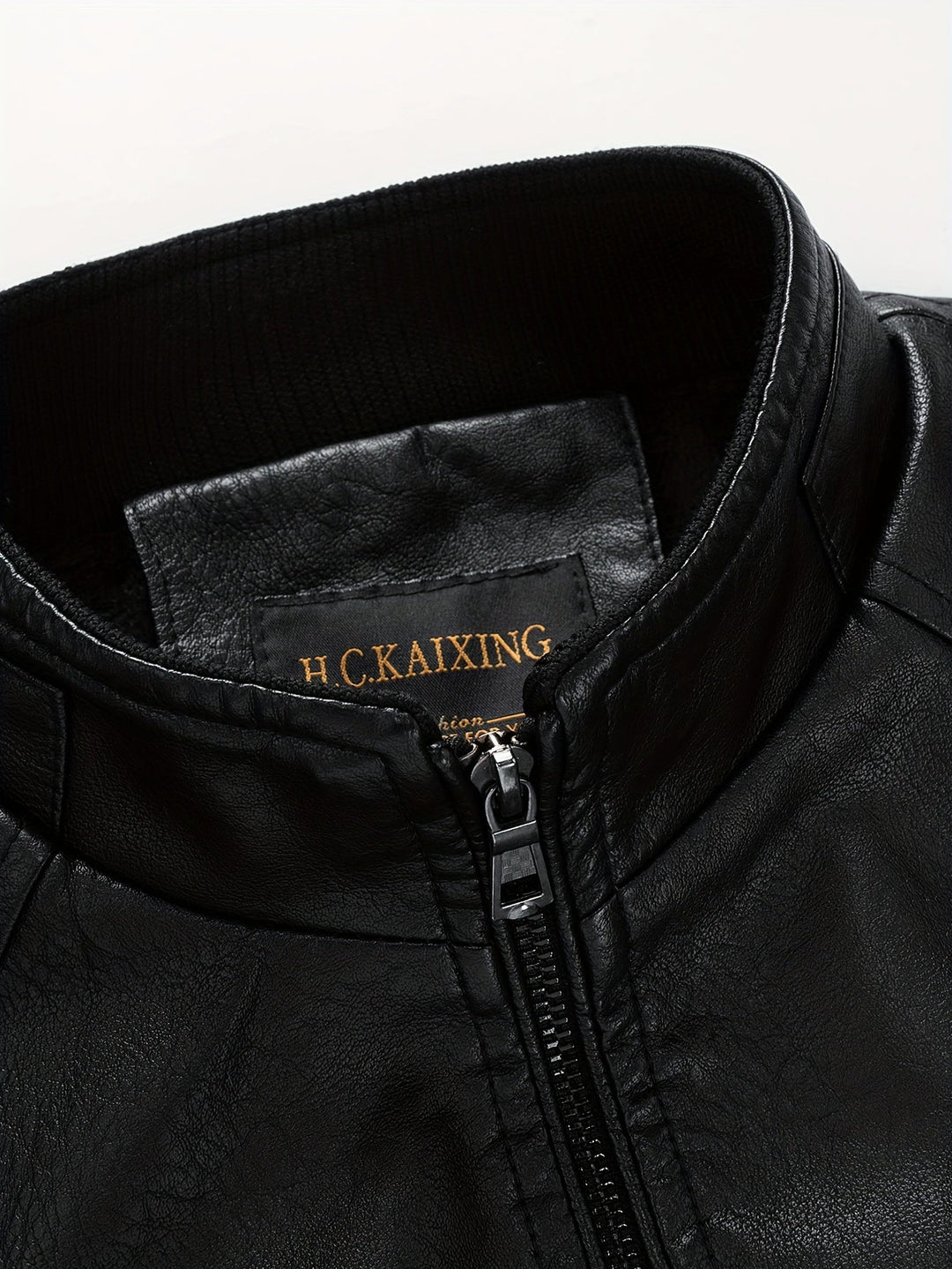 Casual zwarte heren ritsjas met moderne pasvorm en praktische zakken, perfecte bovenkleding voor lente en herfst.