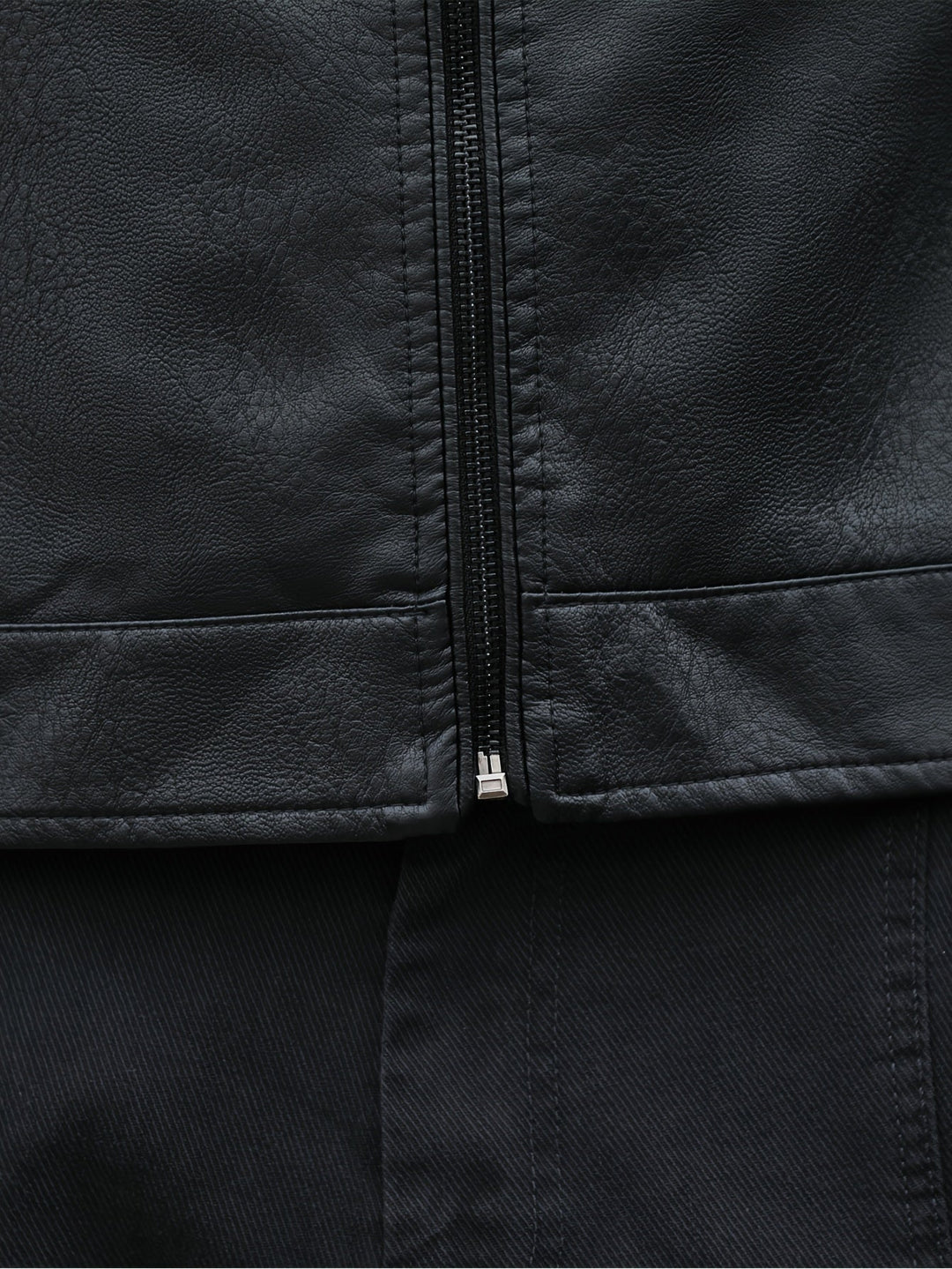 Man draagt een veelzijdige zwarte heren ritsjas, comfortabel en stijlvol voor een alledaagse casual look.