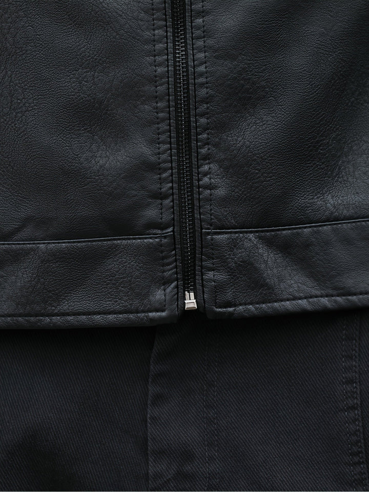 Man draagt een veelzijdige zwarte heren ritsjas, comfortabel en stijlvol voor een alledaagse casual look.