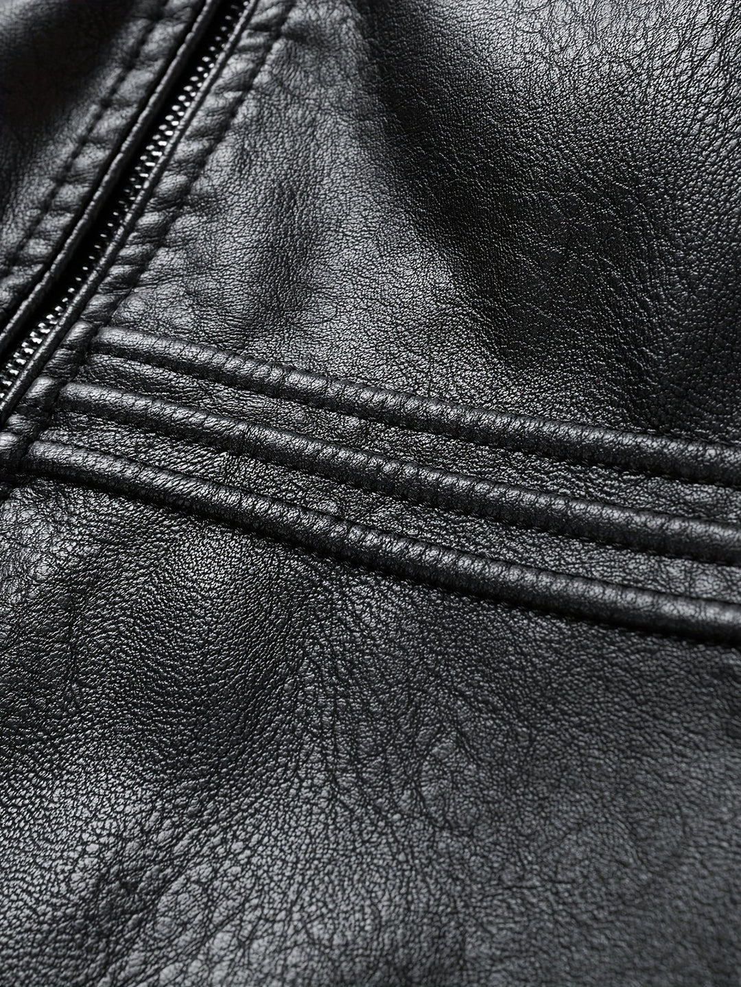 Detail van de robuuste ritszakken op een stijlvolle zwarte heren ritsjas, functionele bovenkleding.