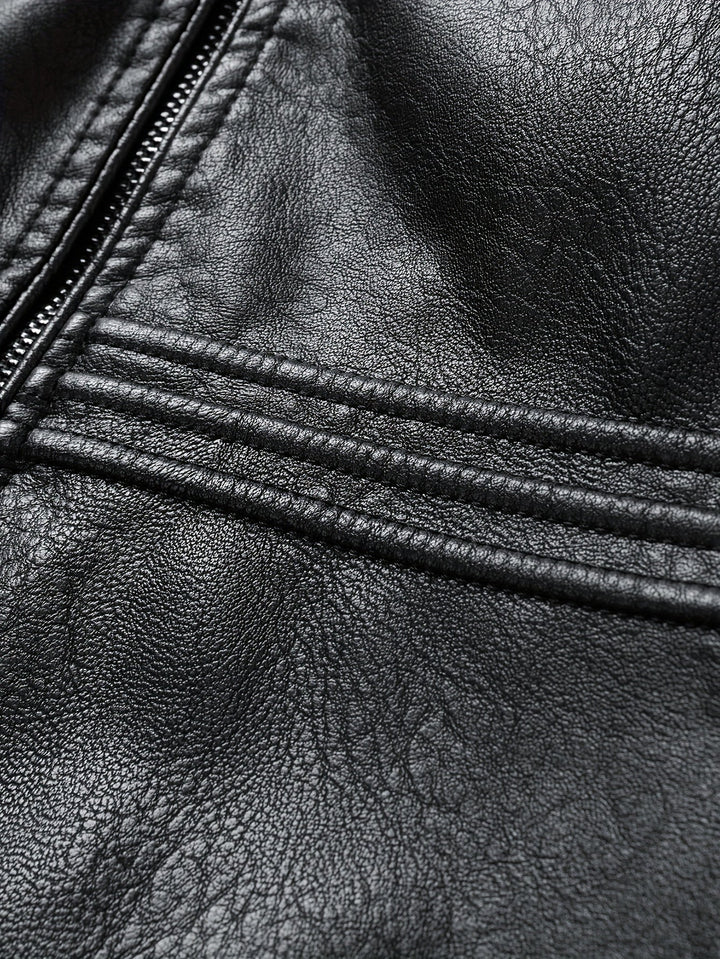 Detail van de robuuste ritszakken op een stijlvolle zwarte heren ritsjas, functionele bovenkleding.