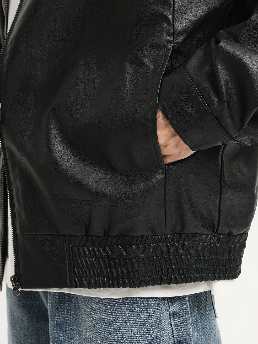 Stijlvol zwart herenjack met rits en een elegante, perfecte pasvorm voor de moderne man. Voorjaar/najaar.