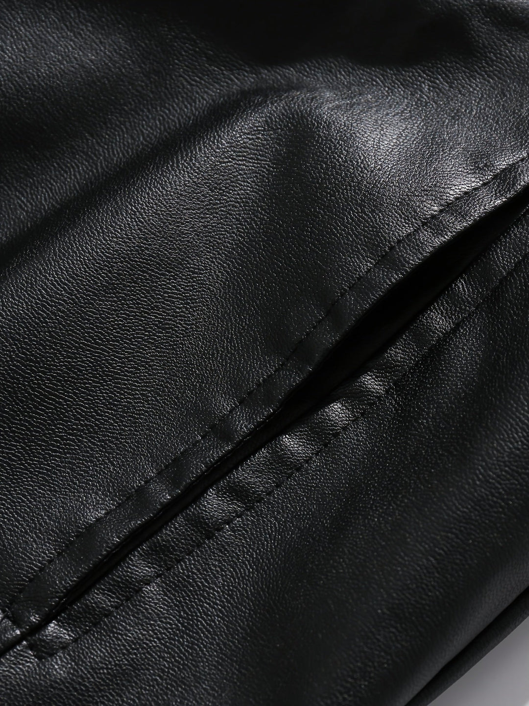 Modieus zwart heren ritsjack, tijdloze bovenkleding met comfortabele pasvorm voor herenmode. Casual chic.