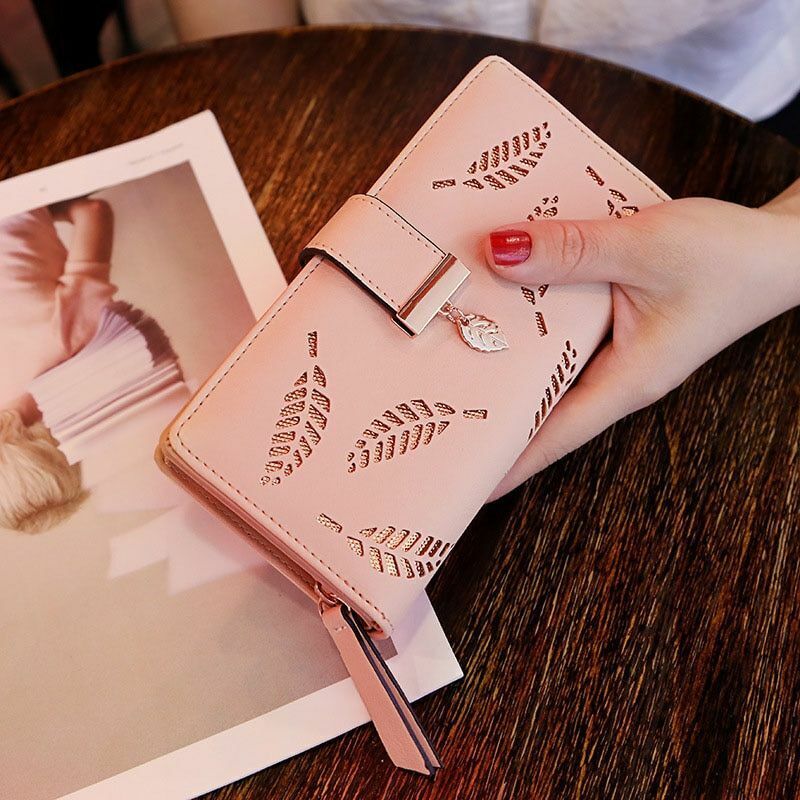 Ruime lederlook dames portemonnee met elegant gouden bladeren patroon.