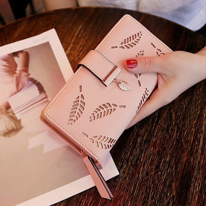 Ruime lederlook dames portemonnee met elegant gouden bladeren patroon.