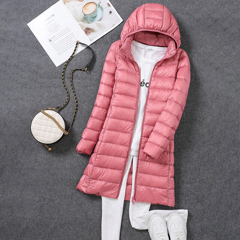 Bordeaux Dames Lange Winterjas Daisy, met capuchon, gewatteerd voor maximale warmte en comfort.