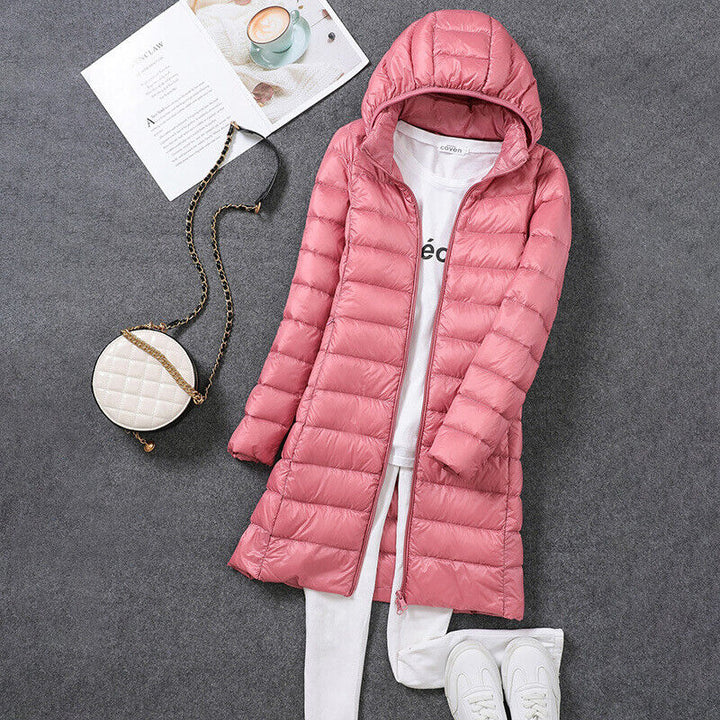 Bordeaux Dames Lange Winterjas Daisy, met capuchon, gewatteerd voor maximale warmte en comfort.