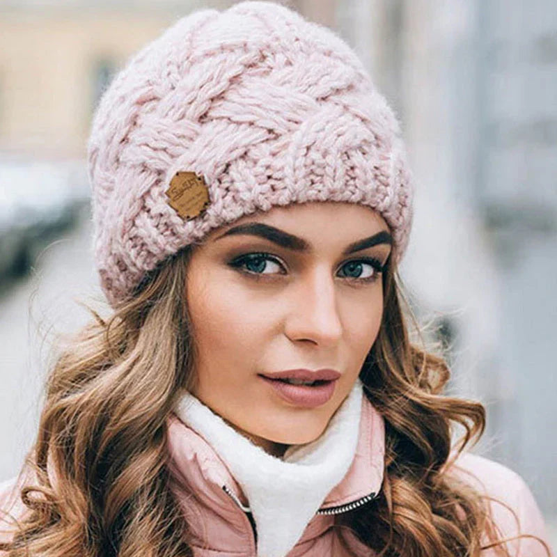 De Elena gebreide muts. Een zachte, warme en comfortabele damesmuts, perfect voor een stijlvolle winter.